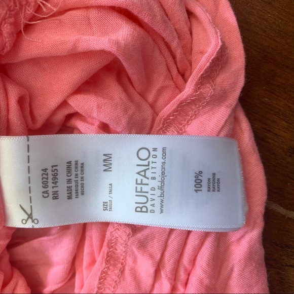 2/20$ 🛍 Buffalo Tissue Style Tank Medium - Picture 4 of 5